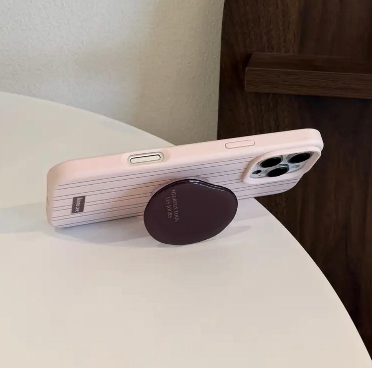 İphone pembe üzerine kahve dikey çizgili ve kahve çekirdeği tutucu aparatlı telefon kılıfı